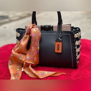 Coach Troupe Weaving